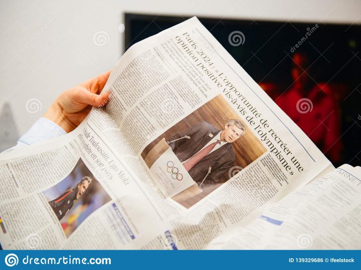 Woman Reading French Le Figaro Newspaper About Paris Olympic tout Jeu Villes France