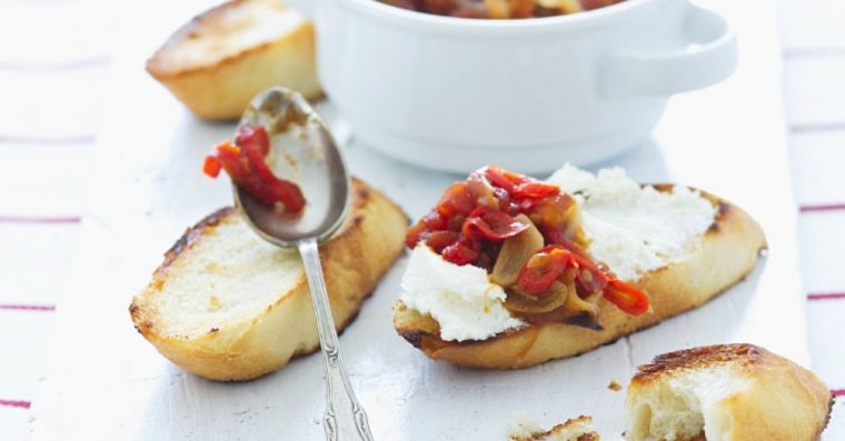 geröstetes brot mit tomaten