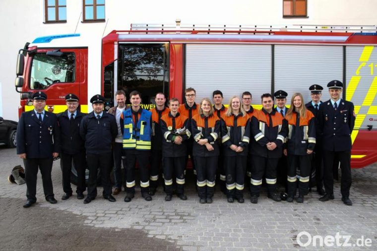 feuerwehr gruppe im löscheinsatz