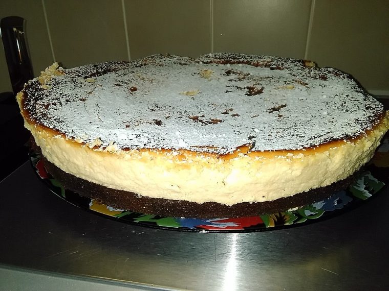 käsekuchen mit dunklem boden