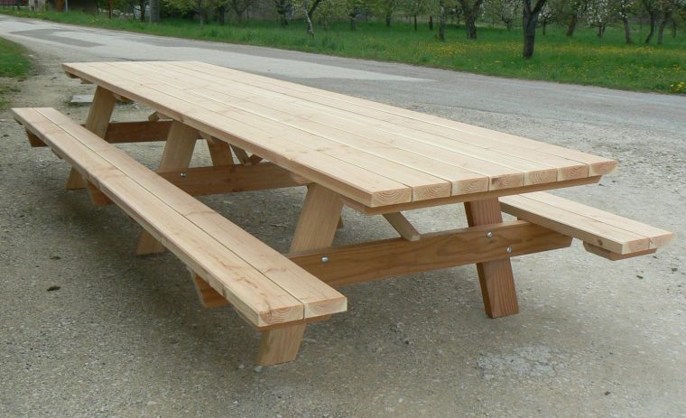 table de jardin avec banc