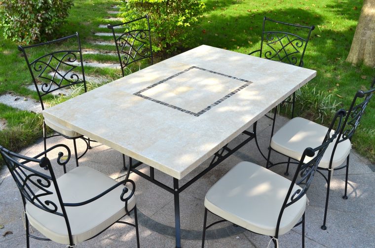 table de jardin en pierre de lave