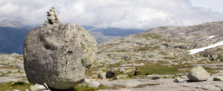 mit kleinen felsbrocken versehen