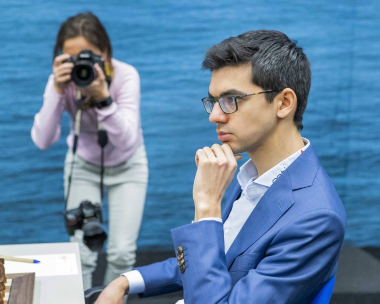 Anish Giri Begint Kandidatentoernooi Met Nederlaag Tegen serapportantà Anish Giri