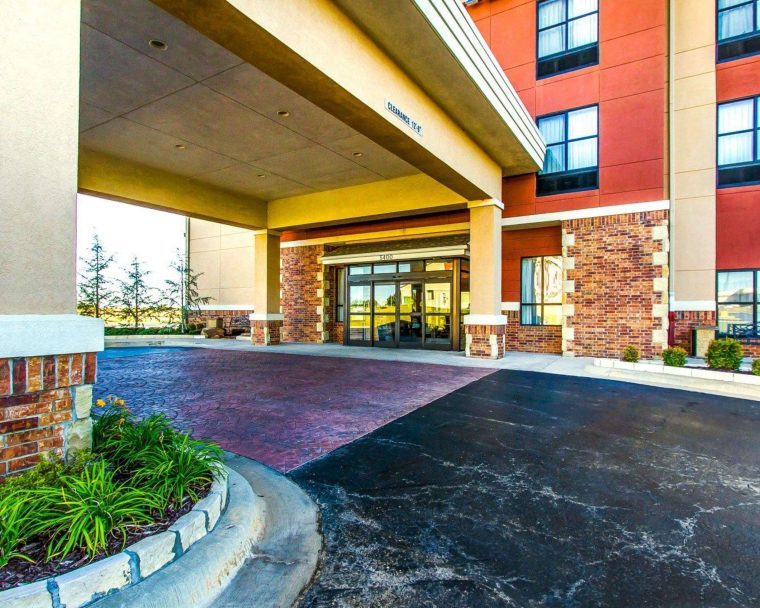 Comfort Inn & Suites Shawnee North Near I-40 Coupons Near destiné Hotels In Shawnee Ok