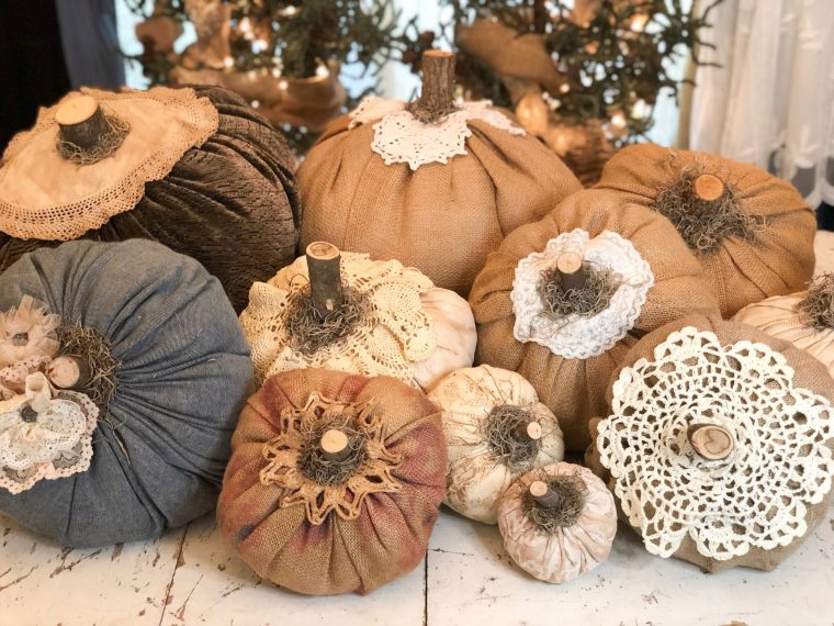 Diy Fabric Pumpkin – The Shabby Tree serapportantà Shabby Tree