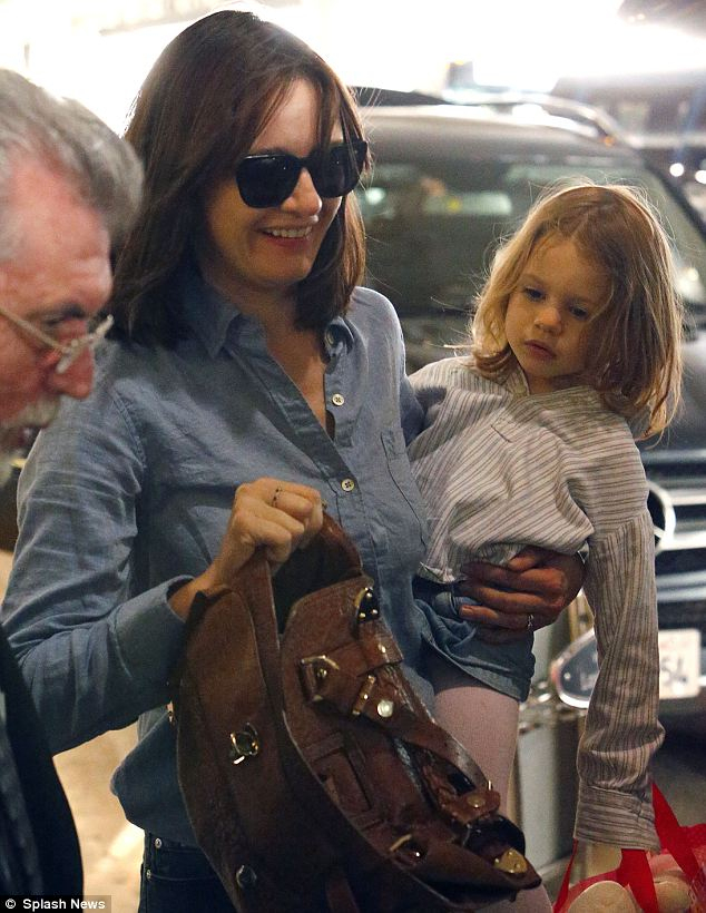 Emily Mortimer And Her Look-A-Like Daughter Wear Casual dedans May Rose Nivola 