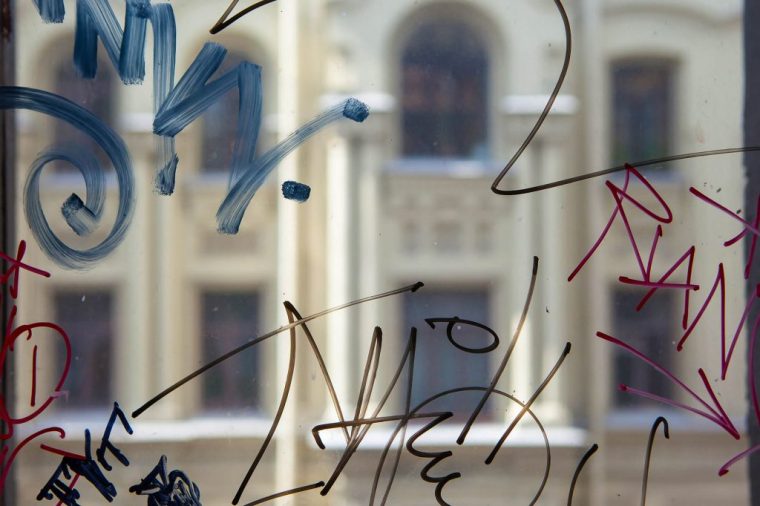 How Does Anti-Graffiti Window Film Work? avec Graffiti Window Film Berkeley