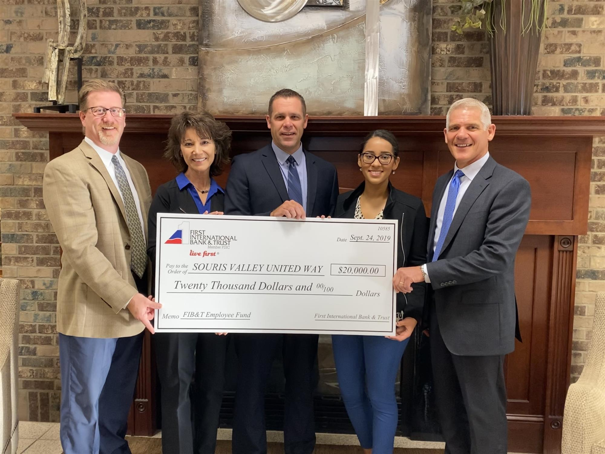 Madc  First International Bank And Trust Donates $20,000 avec Thomas Family Funeral Home Minot