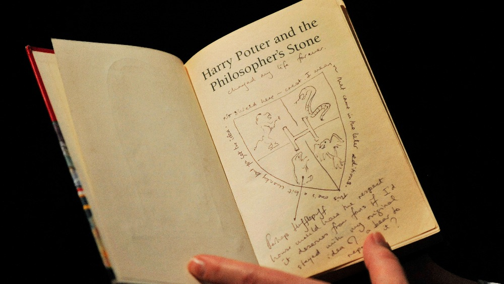 Rare Harry Potter Book Fetches £150,000 At Auction - Itv News intérieur Reddit Harry Potter Books 