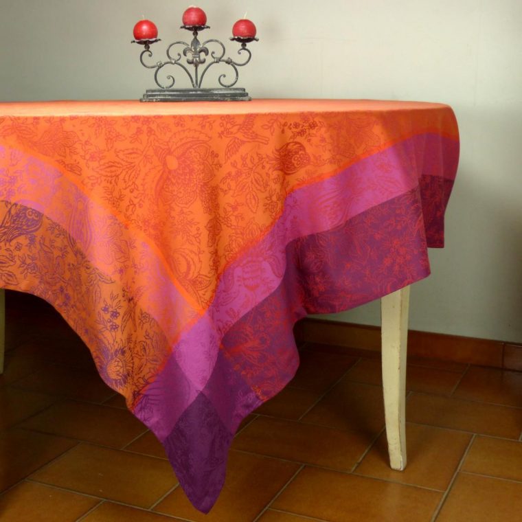 Rectangle French Jacquard Red Tablecloth "Colombes à French Jacquard Tablecloths