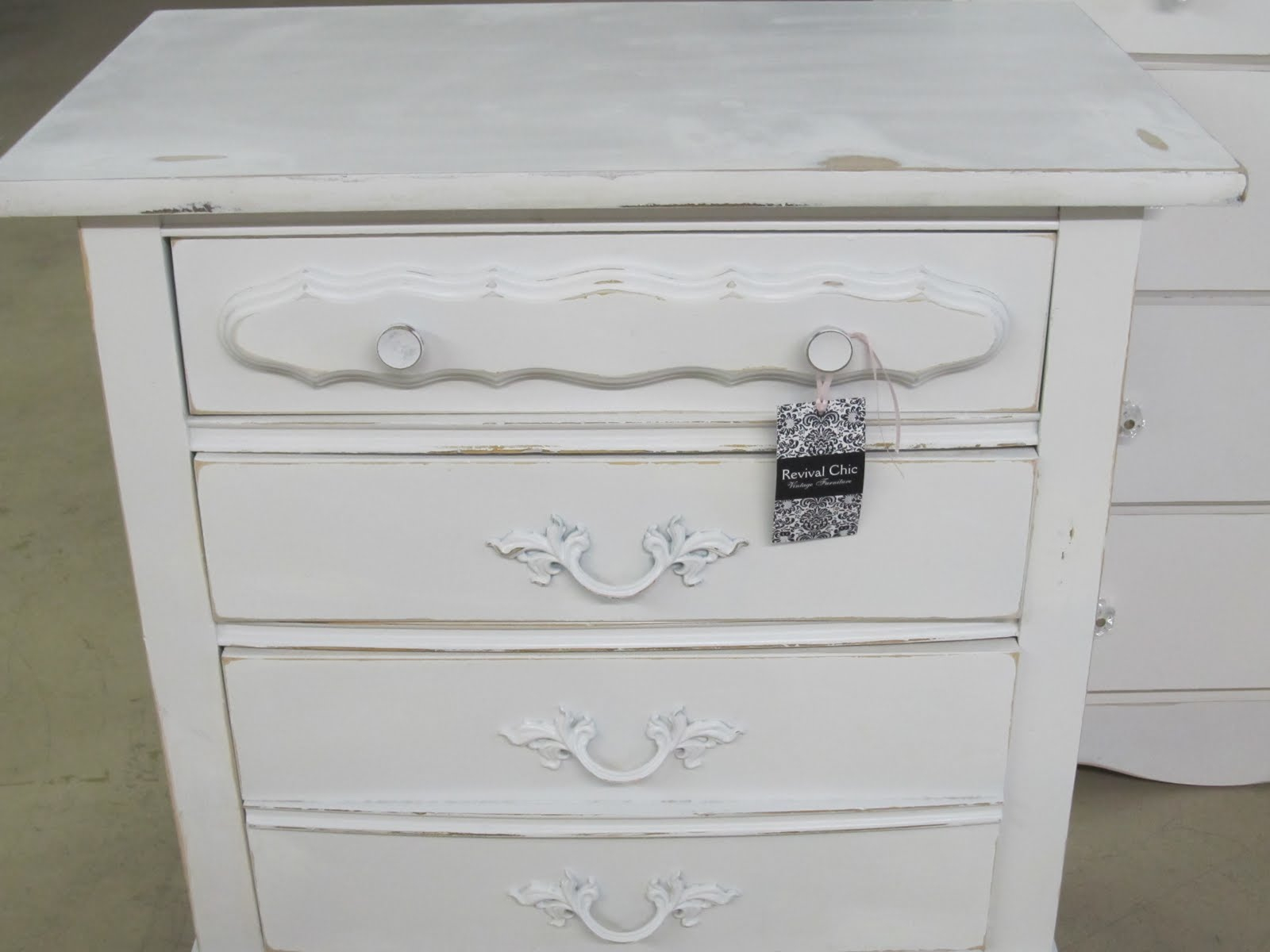 Revival Chic Boutique: White Shabby Chic Dressers..$58 intérieur Shabby Chic Dressers