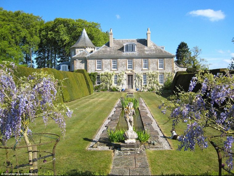 Sacre Bleu! French-Style Chateau That Wouldn'T Look Out Of concernant Chateaux Chic: French Country Decorating