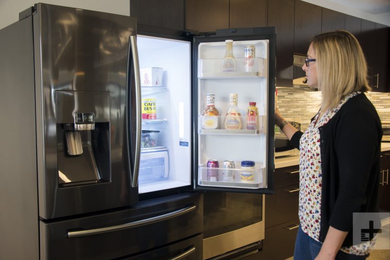 Samsung Family Hub Refrigerator Review: Brains With A Cool serapportantà Samsung Family Hub