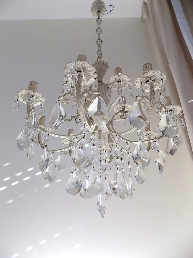 Shabby Chic Ivory Chandelier 12 Lights – Lorella Dia avec Shabby Chic Pink Chandelier