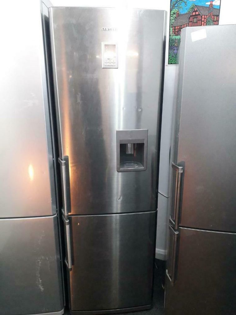 Silver Samsung Fridge Freezer With Dispenser  In pour Samsung Freeze