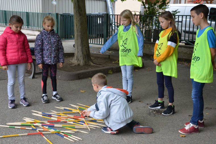 Steinbourg  Journée Nationale Du Sport Scolaire. Jeux D à Jeu Enfants