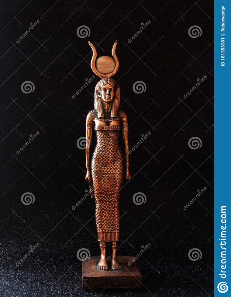 The Egyptian Goddess Isis On A Black Background. A Bronze pour Eset Goddess