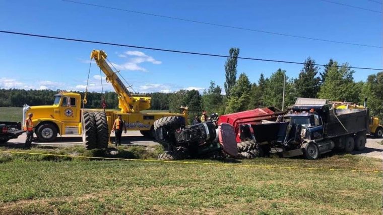 Accident Impliquant Un Tracteur De Ferme Et Un Camion tout Tracteur De La Ferme Dans Sam Le Pompier