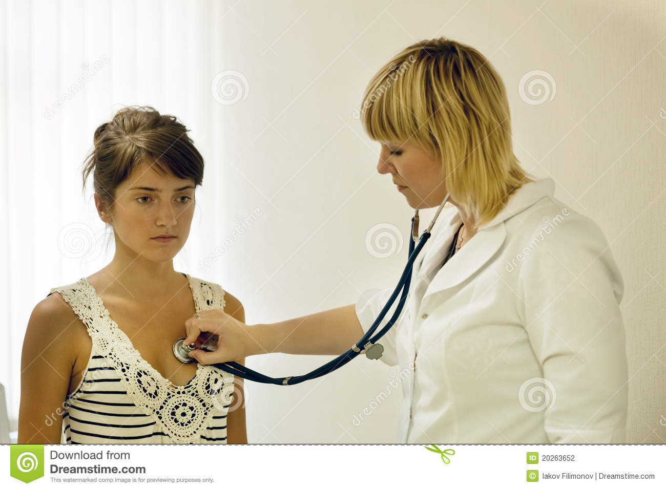 Doctor Listening Patient With Stethoscope Stock Photo avec Stethoscopeexamnurse 