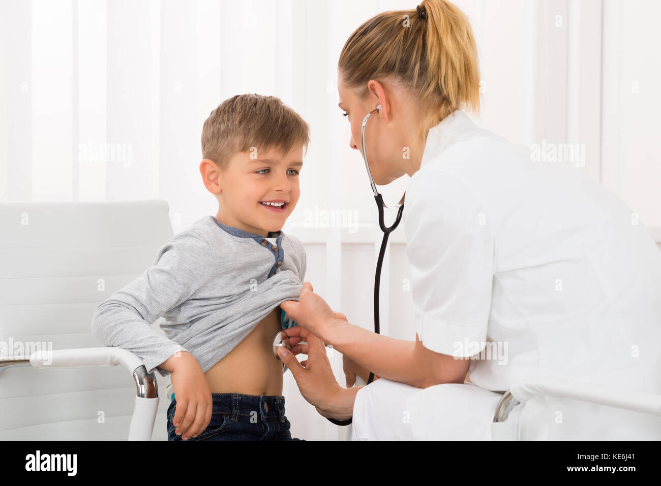 Female Doctor Examining Boy With Stethoscope In Clinic à Stethoscopeexamnurse 