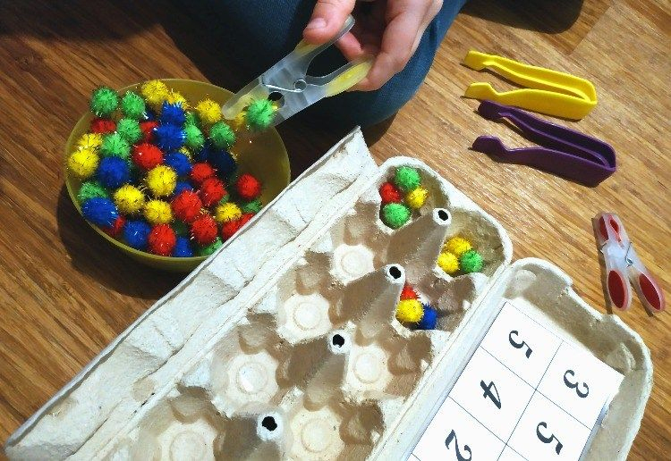 Jeu De Tri Avec Pompons Et Pinces Dans Boite D'Œufs dedans Activite Enfant De 2 Ans Ateliers Pour Enfants Destine