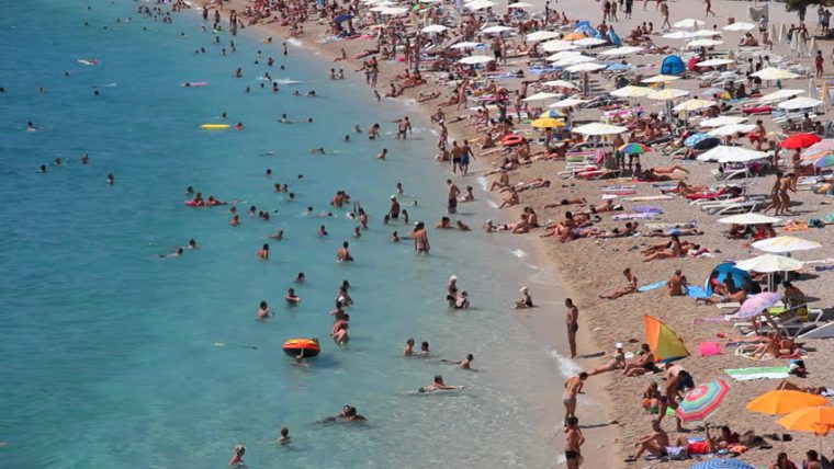 People On The Beach, Sunbathing Stock Footage Video (100% serapportantà French Swimming Licences