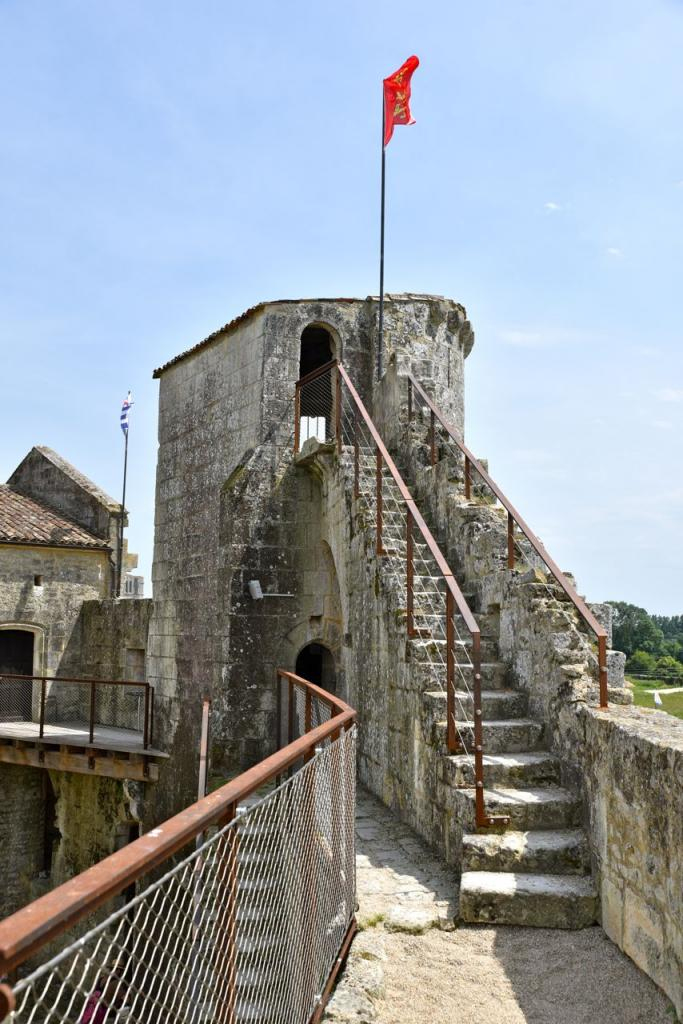 Saint Jean-D'Angle, Le Château-Fort Vu De L'Intérieur serapportantà Intã©Rieur Chã¢Teau Fort