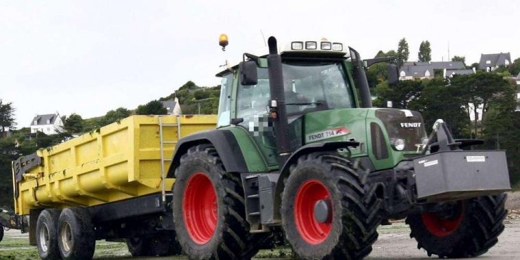 Tragique Accident En Bretagne : Au Volant De Son Tracteur serapportantà Tracteur De La Ferme Dans Sam Le Pompier