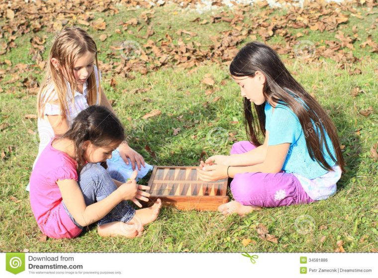 Trois Filles Jouant Des Matrices Photo Stock – Image Du à Jeux De Fille Tour Nu