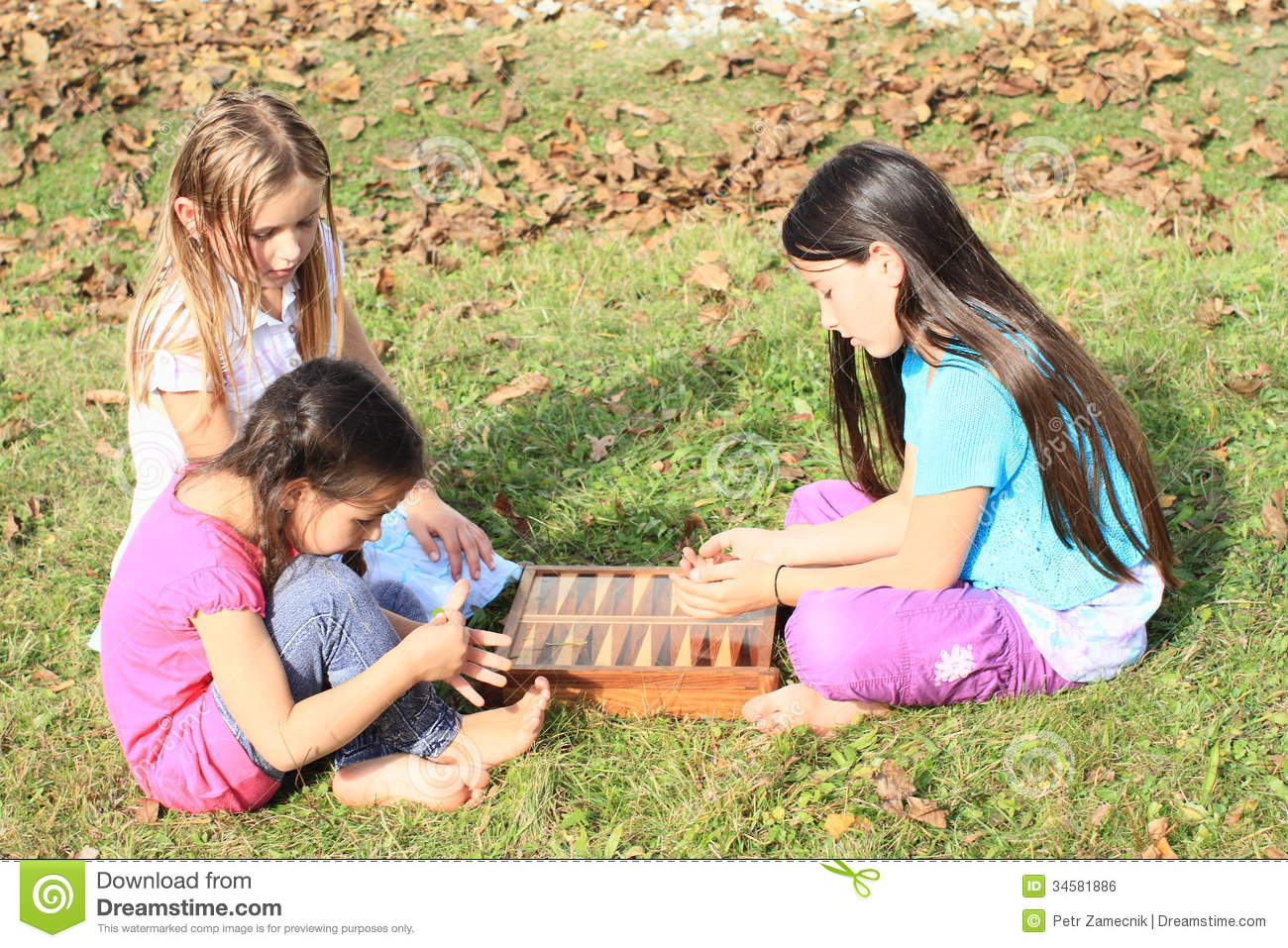 Trois Filles Jouant Des Matrices Photo Stock - Image Du à Jeux De Fille Tour Nu 