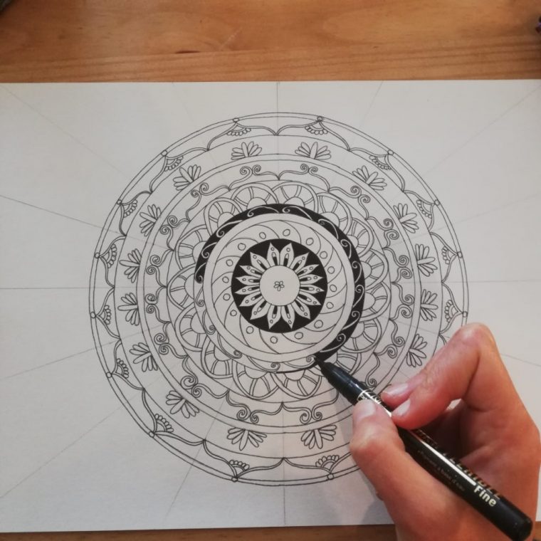 Apprendre À Dessiner Un Mandala – Les Lumières De Mathilde intérieur Mandala Facile A Dessiner