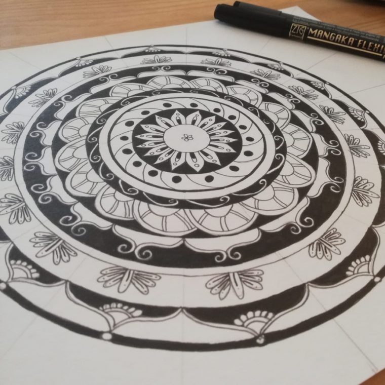 Apprendre À Dessiner Un Mandala – Les Lumières De Mathilde pour Mandala Facile A Dessiner