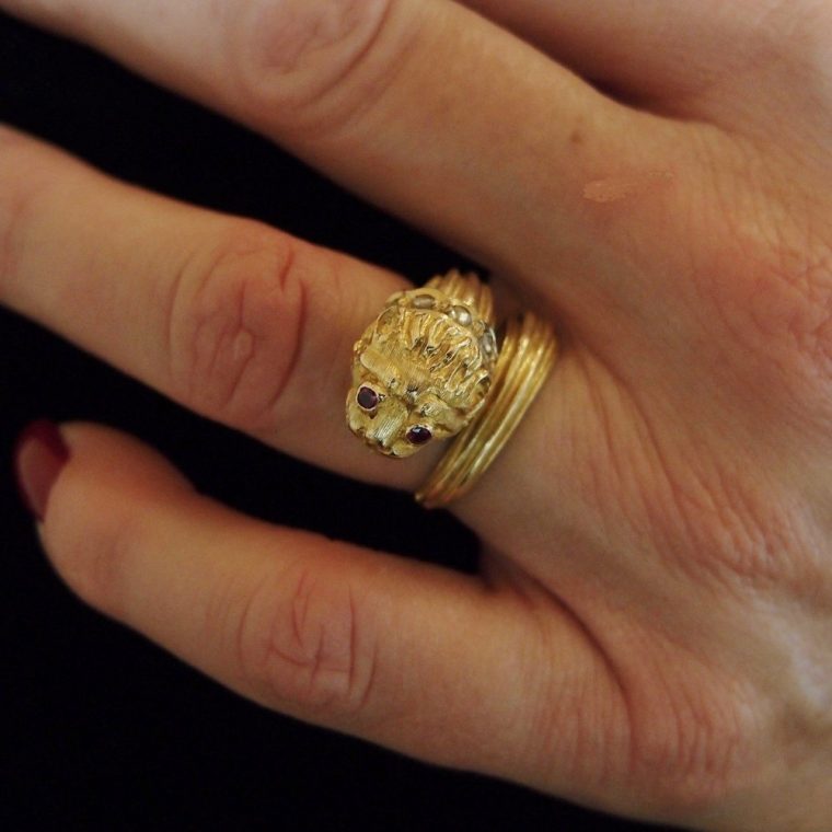 Bague "Tête De Lion" Signée Lalaounis Or Jaune 18K Rubis avec Orchidée Tête De Lion