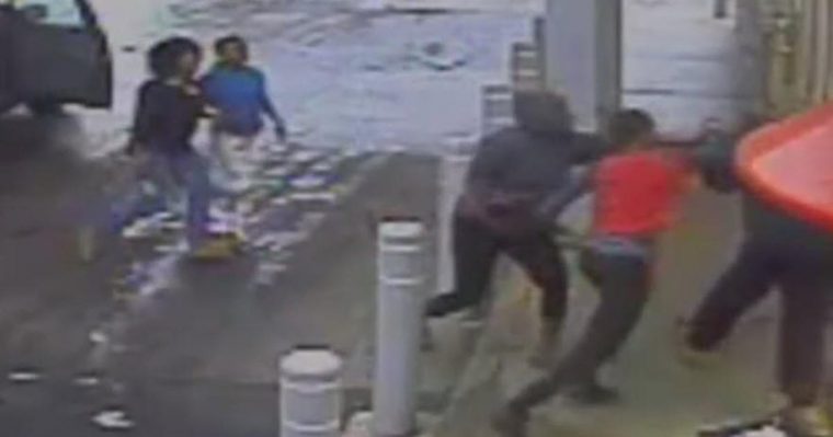 Brutal Philadelphia Gas Station Attack Caught On Camera pour Catch Attak