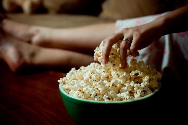 Ce Cochon D'Inde Aime Le Pop Corn. Peut-Être Un Peu Trop concernant Paquet De Pop Corn