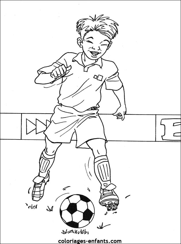 Coloriage Joueur De Foot Sur Le Terrain Dessin Gratuit À tout Dessin De Foot 