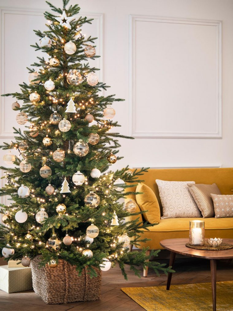 Conseils Pratiques Et Avisés Pour Un Sapin De Noël Parfait encequiconcerne Image De Sapin De Noel Décoré