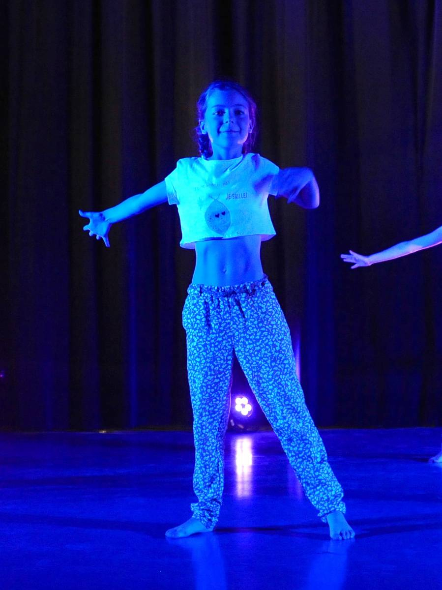Cours De Danse Moderne Pour Enfants Juniors De 8-10 Ans destiné Enfants Danse