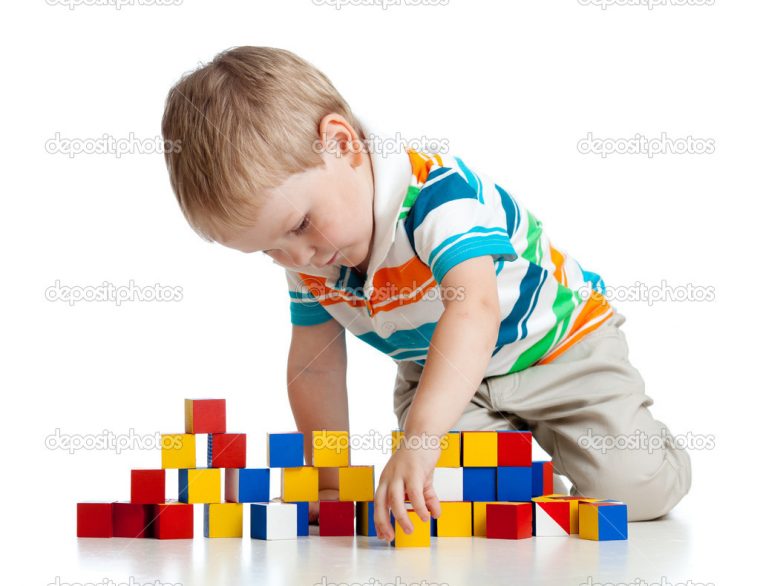 Enfant Qui Joue Les Blocs Jouets Isolés Sur Fond Blanc concernant Image Enfant Qui Joue