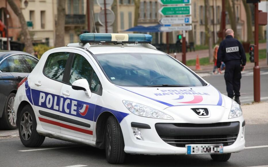 Evry-Courcouronnes : Une Patrouille De Police Percute Une à Jeux De Voiture De Policier 