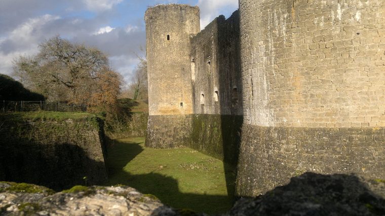 File:chateau De Villandraut – Wikimedia Commons à Chateau Fort Description