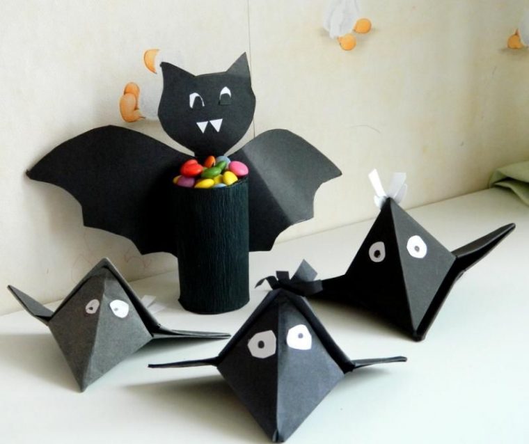 Halloween Decoration. Paper Bat And Paper Crows. Страната pour Deco Halloween Chauve Souris