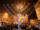 Hanouka : Les Juifs Célèbrent La Fête Des Lumières Du 16 encequiconcerne Chandelier De Hanouka