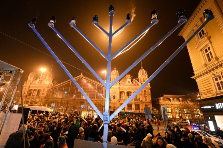 Hanouka : Les Juifs Célèbrent La Fête Des Lumières Du 16 encequiconcerne Chandelier De Hanouka