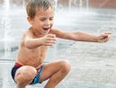 Heureux Enfant Qui Joue Dans Une Fontaine — Photographie avec Image Enfant Qui Joue