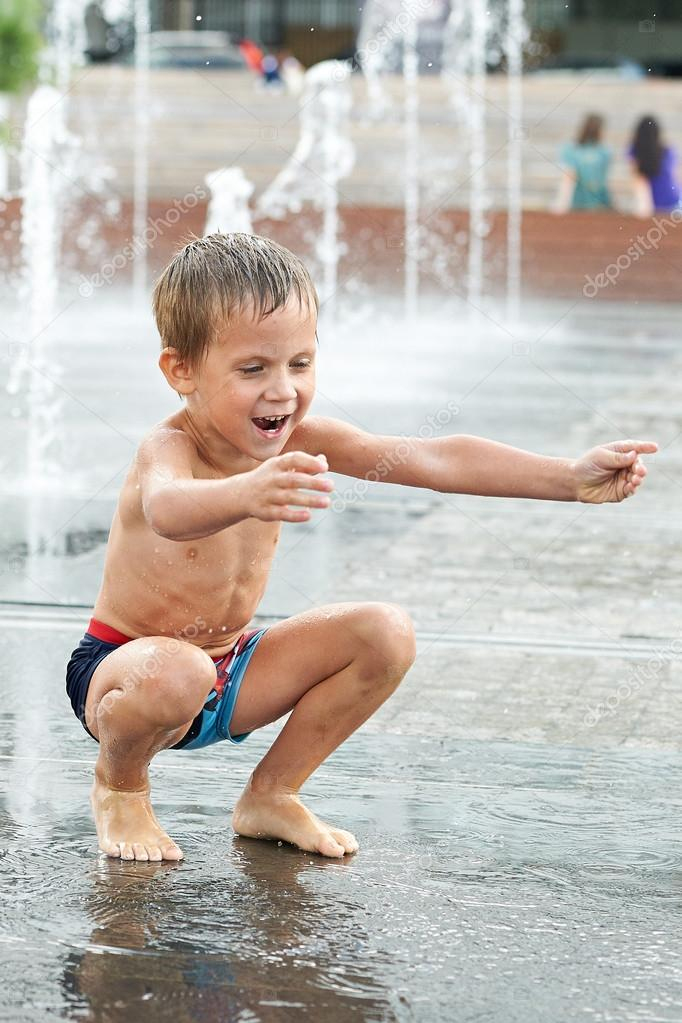 Heureux Enfant Qui Joue Dans Une Fontaine — Photographie avec Image Enfant Qui Joue 