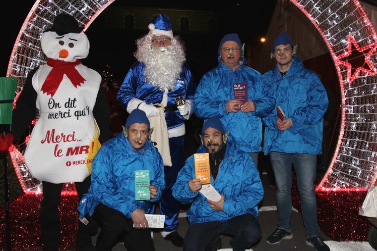 Le Père Noël Et Ses Petits Lutins Menteurs Au Marché De serapportantà Le Pere Noel Et Ses Lutins