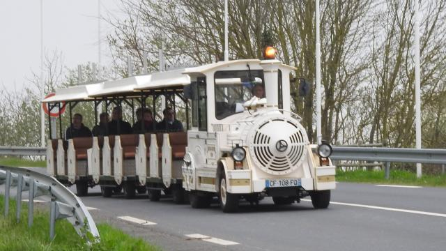 Le Petit Train Touristique Sillonne La Ville - Trouville intérieur Toma Le Petit Train 