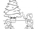 Les Enfants Et Le Sapin Est Un Coloriage De Noel tout Coloriage D Un Sapin De Noel